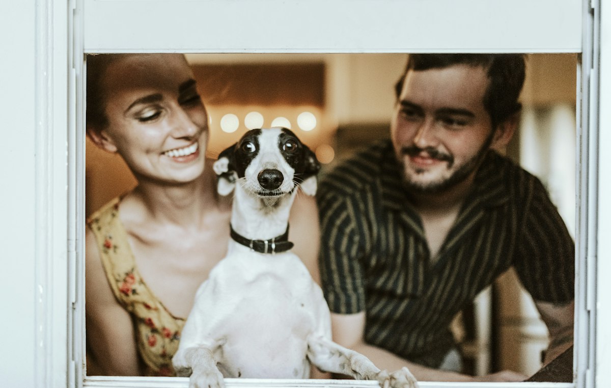 Momento de cariño entre familia y mascota